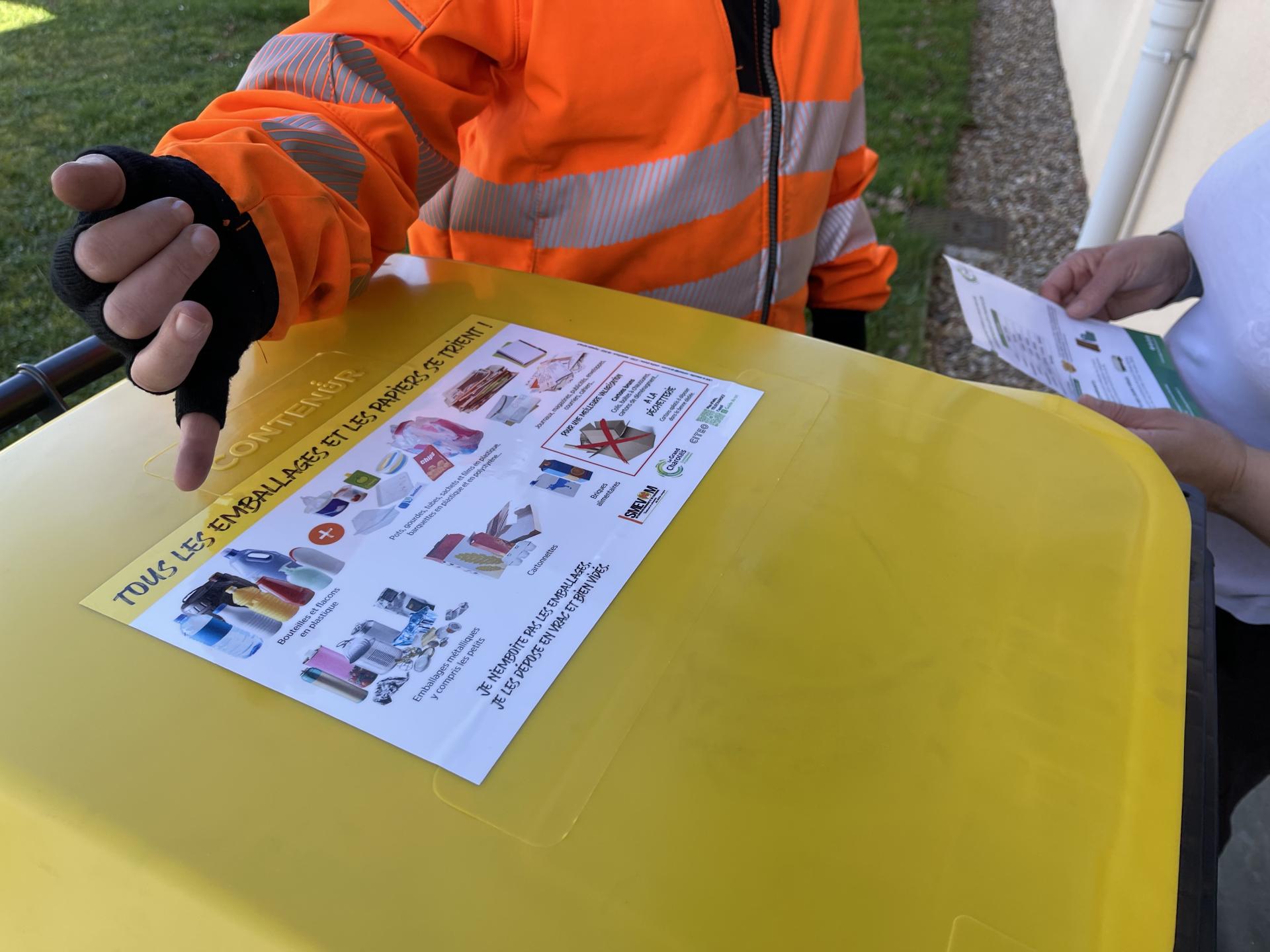 👉 La dotation en bacs de tri sélectif (jaune) est en cours à Charolles.